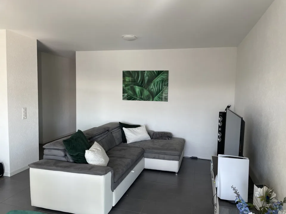 PRÄCHTIGES APPARTEMENT MIT BALKON IN 200M ENTFERNUNG ZUM SEE