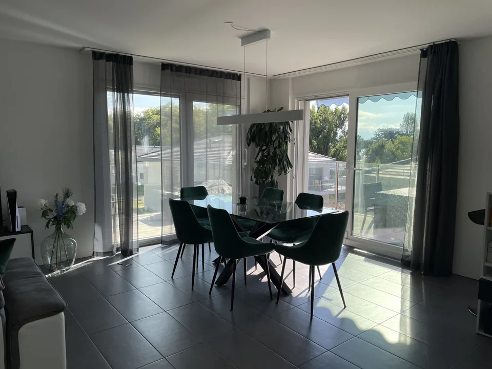 PRÄCHTIGES APPARTEMENT MIT BALKON IN 200M ENTFERNUNG ZUM SEE