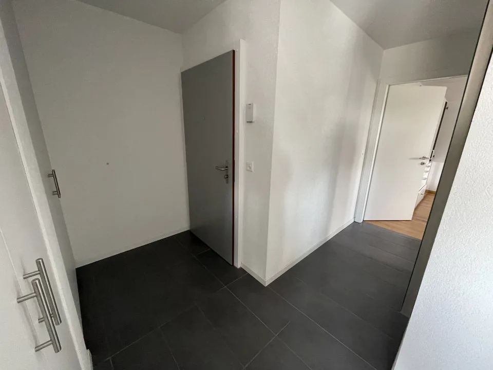 PRÄCHTIGES APPARTEMENT MIT BALKON IN 200M ENTFERNUNG ZUM SEE