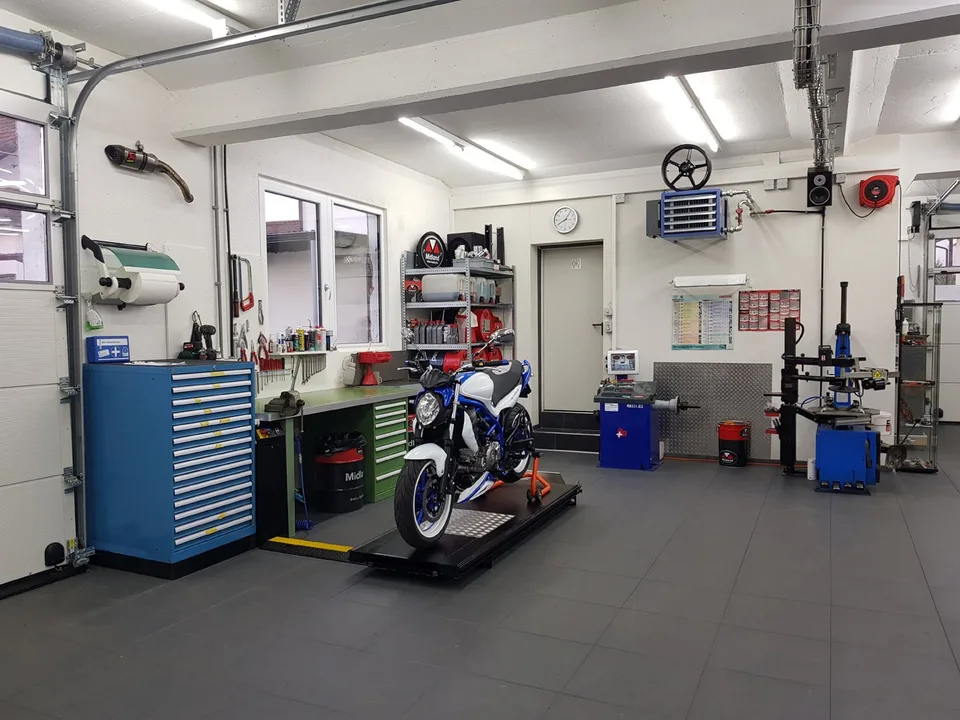 Atelier de car et de moto entièrement équipé avec 143 m² – photo 2 sur 15