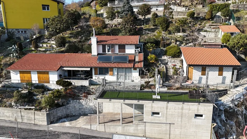 SAGNO: Une maison suspendue entre calme et panorama