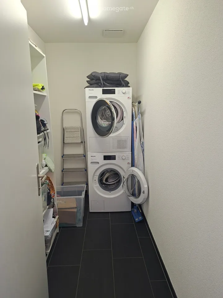 Appartamento luminoso 2.5 locali con balcone a Niederrohrdorf – disponibile immediatamente!