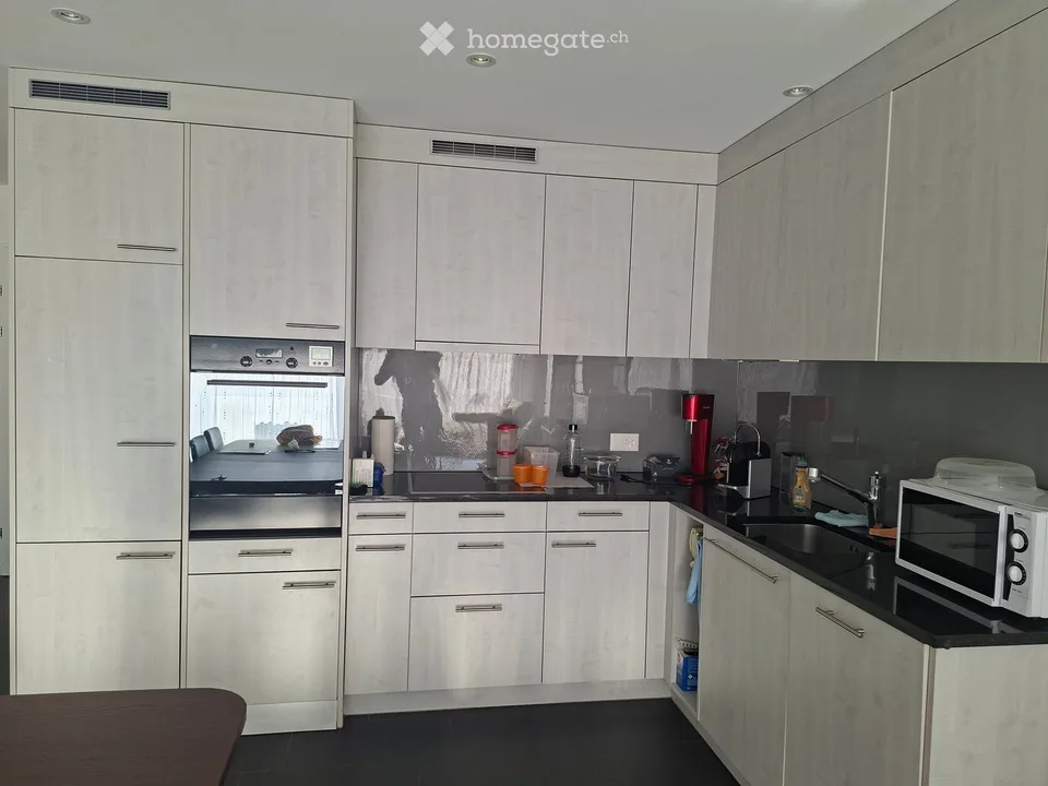 Appartamento luminoso 2.5 locali con balcone a Niederrohrdorf – disponibile immediatamente!
