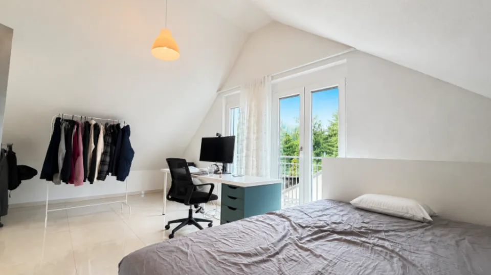 Neuwertiges 6.5 Zimmer-Eckhaus mit viel Platz, Terrassen und hervorragender Verkehrsanbindung – Foto 8 von 15