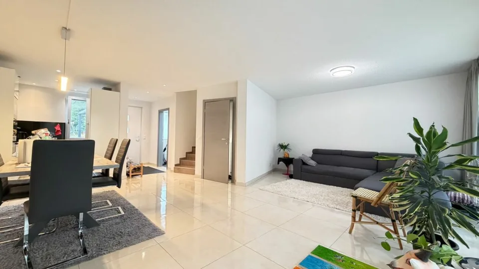 Neuwertiges 6.5 Zimmer-Eckhaus mit viel Platz, Terrassen und hervorragender Verkehrsanbindung – Foto 2 von 15
