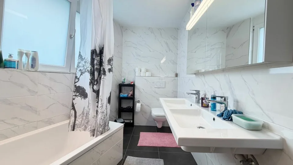 Neuwertiges 6.5 Zimmer-Eckhaus mit viel Platz, Terrassen und hervorragender Verkehrsanbindung – Foto 15 von 15