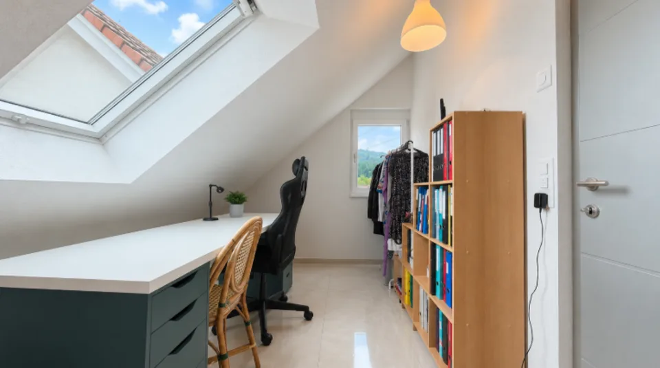 Neuwertiges 6.5 Zimmer-Eckhaus mit viel Platz, Terrassen und hervorragender Verkehrsanbindung – Foto 10 von 15
