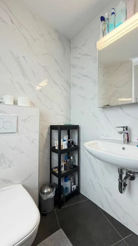 Neuwertiges 6.5 Zimmer-Eckhaus mit viel Platz, Terrassen und hervorragender Verkehrsanbindung – Foto 14 von 15