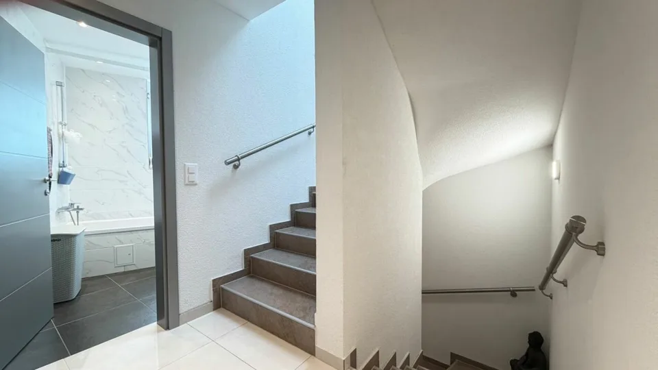 Neuwertiges 6.5 Zimmer-Eckhaus mit viel Platz, Terrassen und hervorragender Verkehrsanbindung – Foto 7 von 15