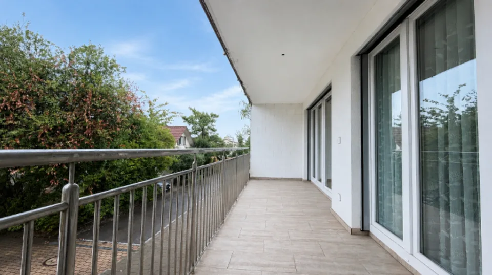 Neuwertiges 6.5 Zimmer-Eckhaus mit viel Platz, Terrassen und hervorragender Verkehrsanbindung – Foto 9 von 15