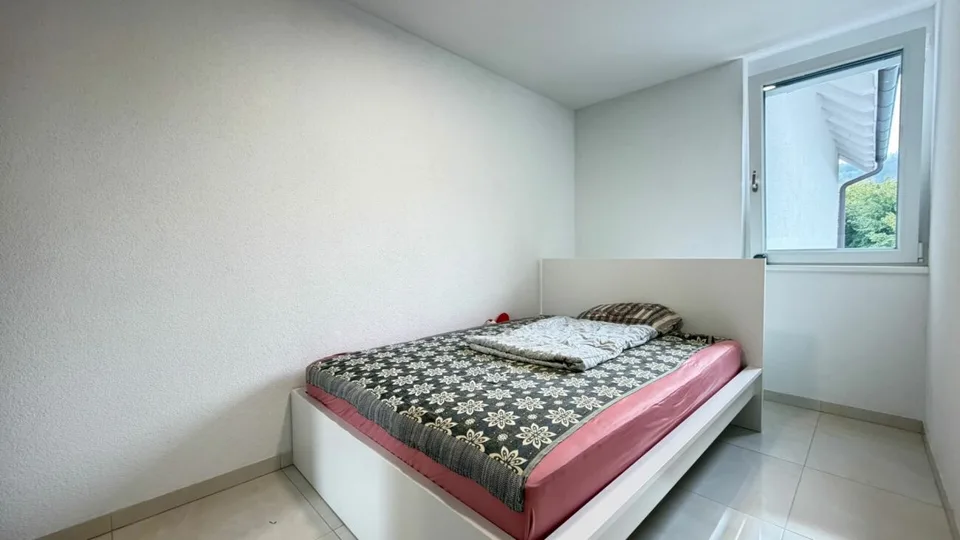 Neuwertiges 6.5 Zimmer-Eckhaus mit viel Platz, Terrassen und hervorragender Verkehrsanbindung – Foto 13 von 15