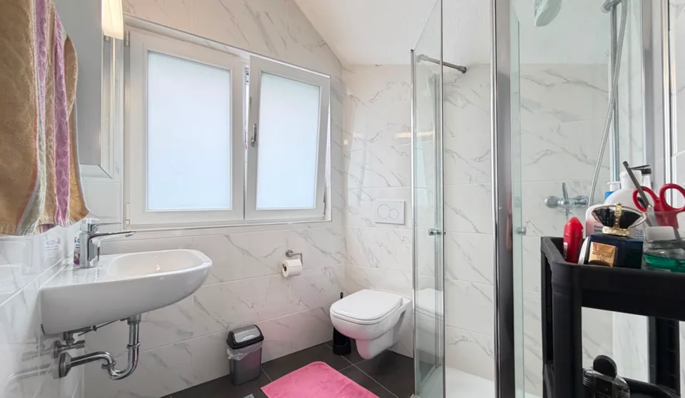 Neuwertiges 6.5 Zimmer-Eckhaus mit viel Platz, Terrassen und hervorragender Verkehrsanbindung – Foto 5 von 15