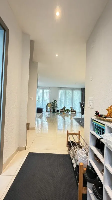 Neuwertiges 6.5 Zimmer-Eckhaus mit viel Platz, Terrassen und hervorragender Verkehrsanbindung – Foto 6 von 15