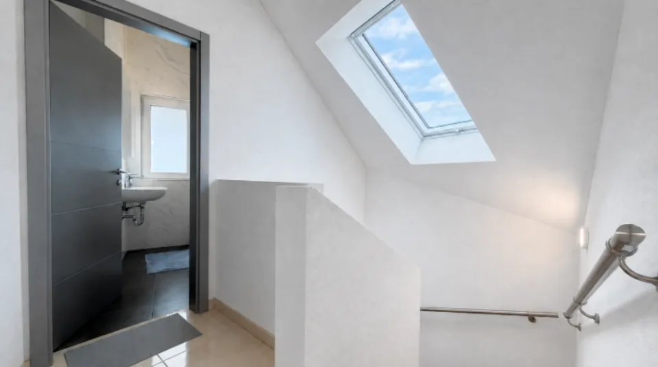 Neuwertiges 6.5 Zimmer-Eckhaus mit viel Platz, Terrassen und hervorragender Verkehrsanbindung – Foto 11 von 15