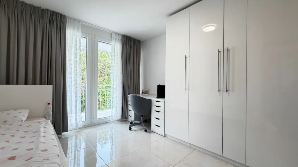 Neuwertiges 6.5 Zimmer-Eckhaus mit viel Platz, Terrassen und hervorragender Verkehrsanbindung – Foto 4 von 15