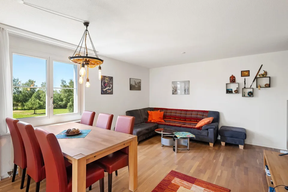 SONNIGE 4.5-ZIMMER-WOHNUNG MIT WEITBLICK INS GRÜNE – Foto 4 von 25