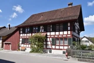 Charmant appartement de 6,5 pièces dans une maison à colombages historique à Dorf (8458)