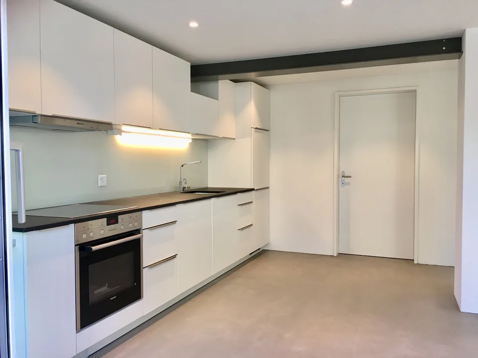 Vivere sul ruscello, costruzione nuova di tipo loft in un edificio antico; Vivere su due piani