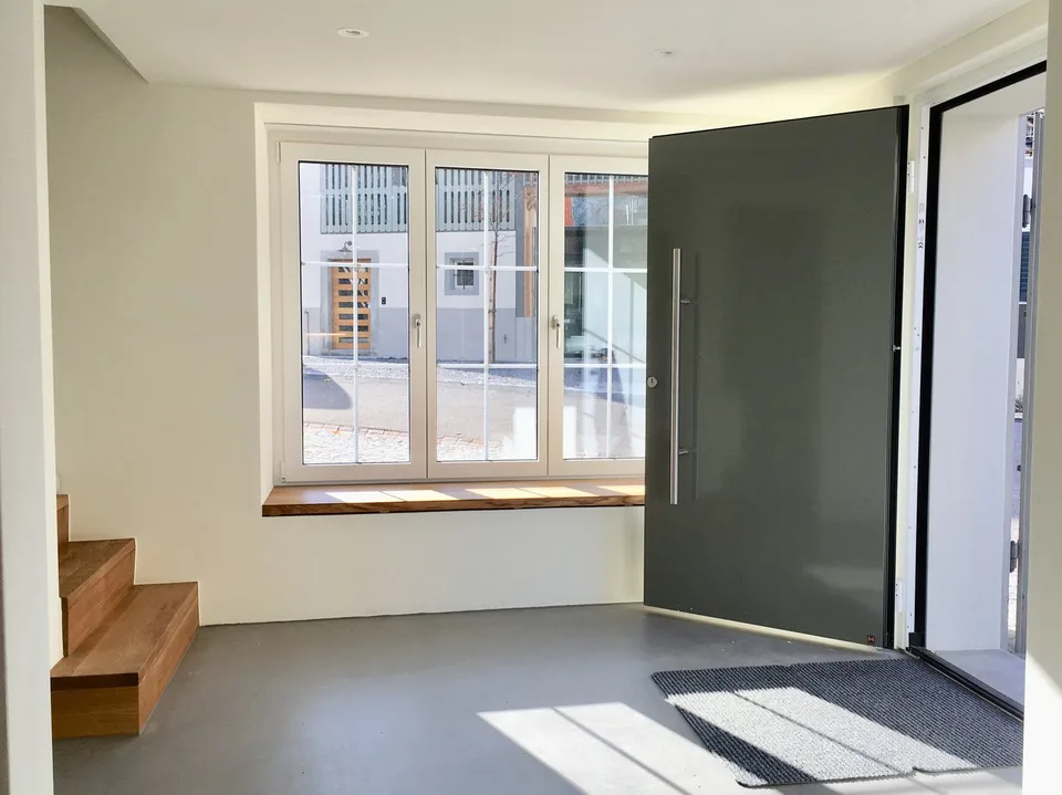 Vivere sul ruscello, costruzione nuova di tipo loft in un edificio antico; Vivere su due piani