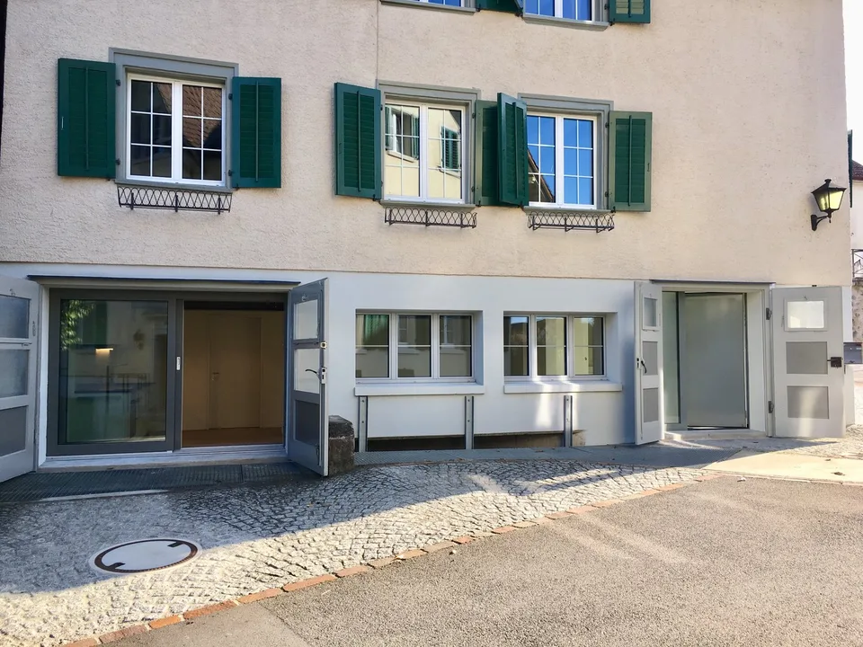 Vivere sul ruscello, costruzione nuova di tipo loft in un edificio antico; Vivere su due piani