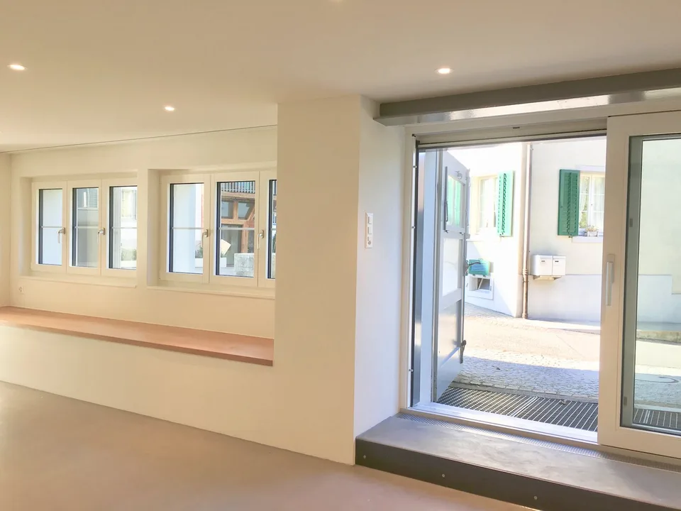 Vivere sul ruscello, costruzione nuova di tipo loft in un edificio antico; Vivere su due piani