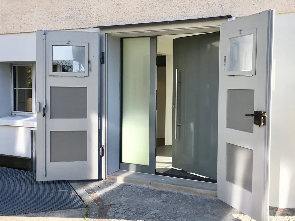 Vivere sul ruscello, costruzione nuova di tipo loft in un edificio antico; Vivere su due piani