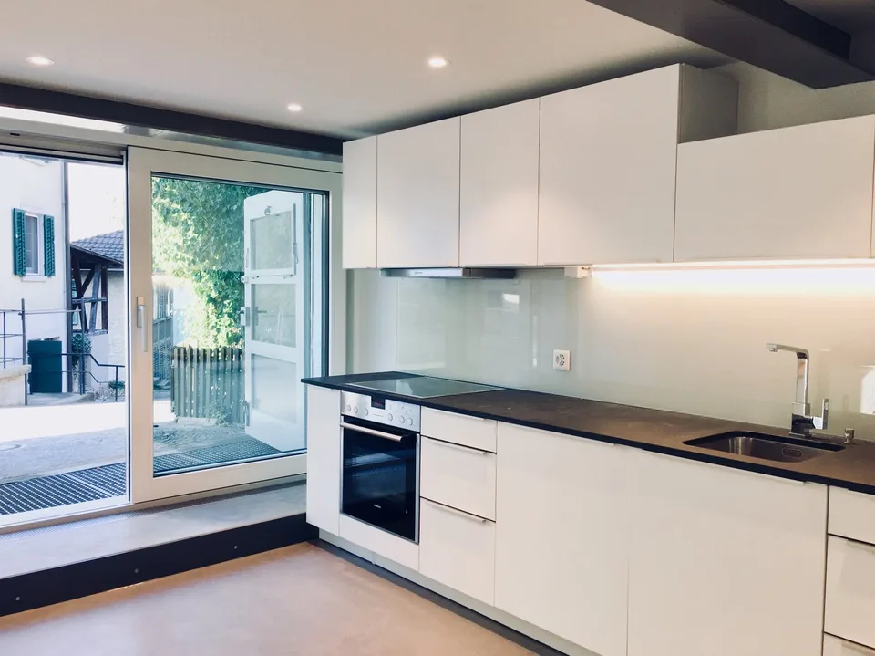 Vivere sul ruscello, costruzione nuova di tipo loft in un edificio antico; Vivere su due piani
