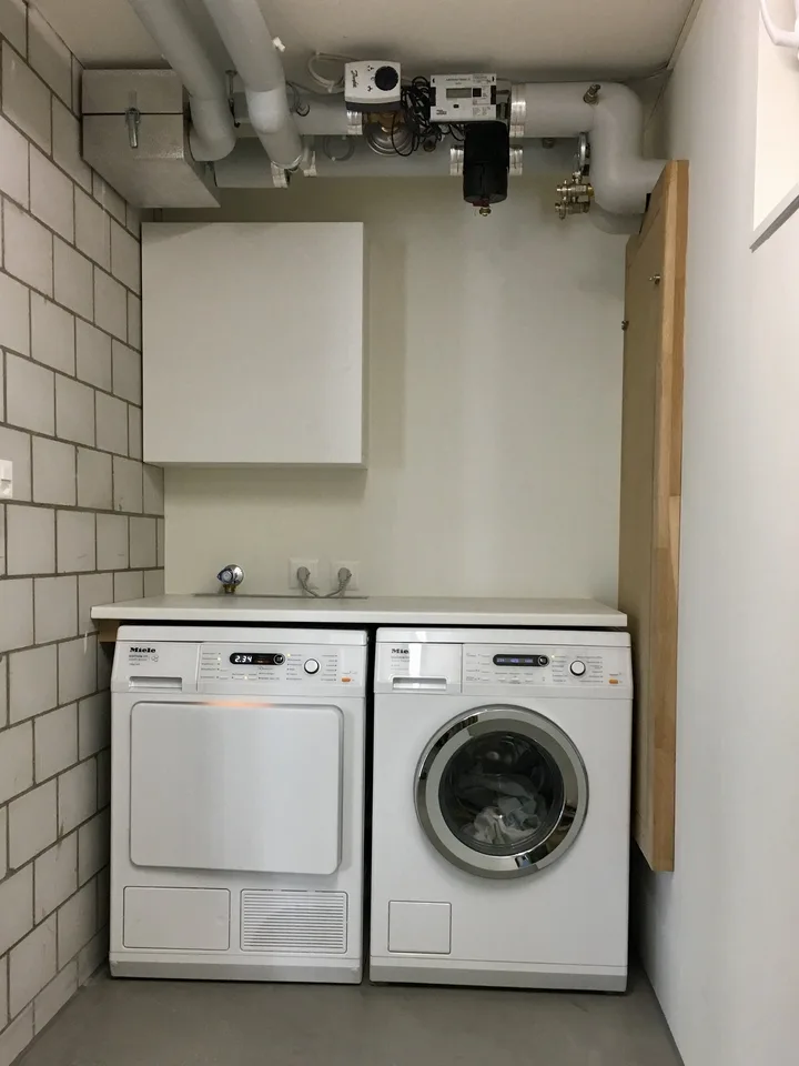 Vivere sul ruscello, costruzione nuova di tipo loft in un edificio antico; Vivere su due piani