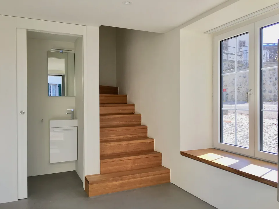 Vivere sul ruscello, costruzione nuova di tipo loft in un edificio antico; Vivere su due piani