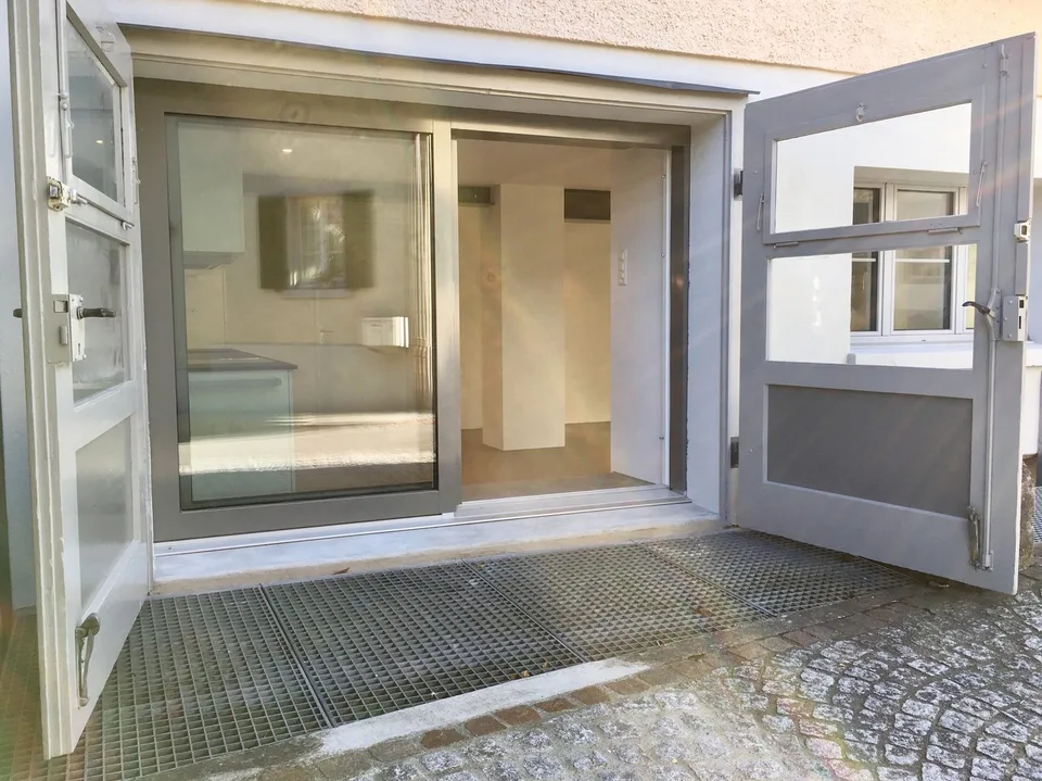 Vivere sul ruscello, costruzione nuova di tipo loft in un edificio antico; Vivere su due piani