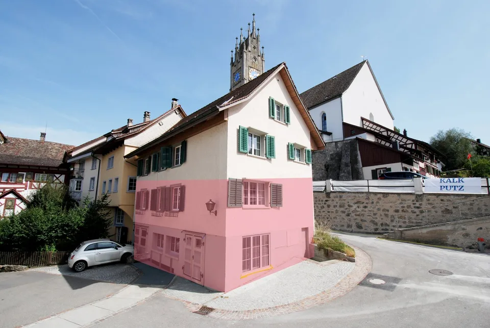 Vivere sul ruscello, costruzione nuova di tipo loft in un edificio antico; Vivere su due piani