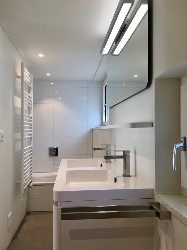 Vivere sul ruscello, costruzione nuova di tipo loft in un edificio antico; Vivere su due piani
