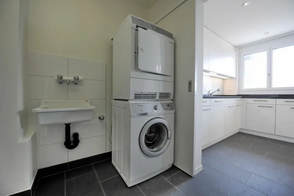 Beautiful 5 1/2-room attic apartment with fireplace is looking for YOU!