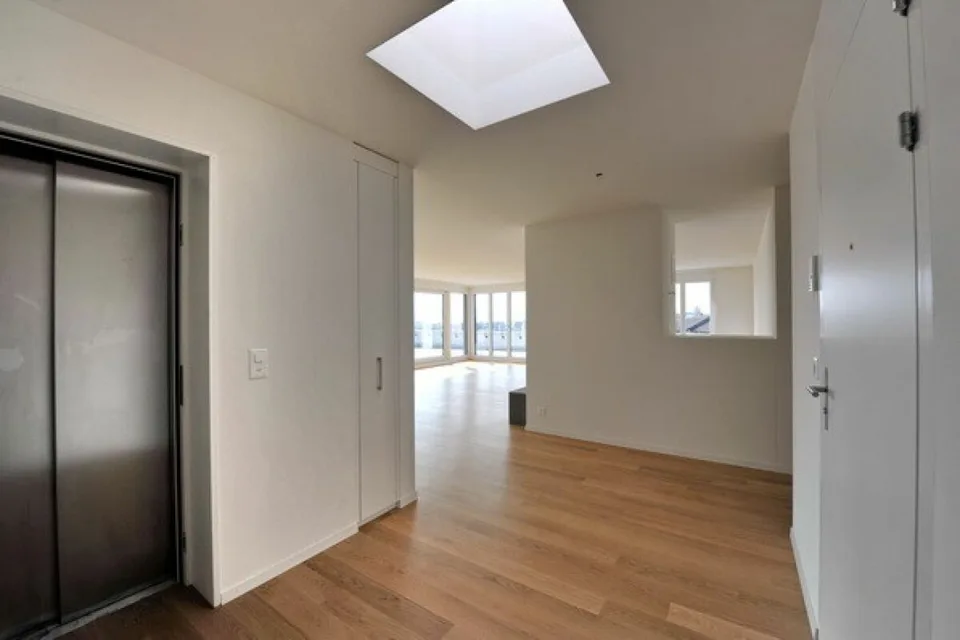 Beautiful 5 1/2-room attic apartment with fireplace is looking for YOU!