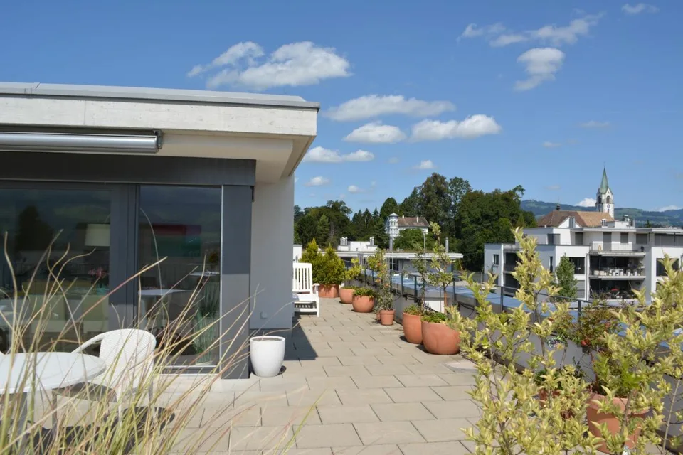 Beautiful 5 1/2-room attic apartment with fireplace is looking for YOU!