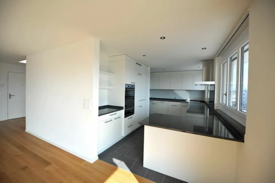 Beautiful 5 1/2-room attic apartment with fireplace is looking for YOU!