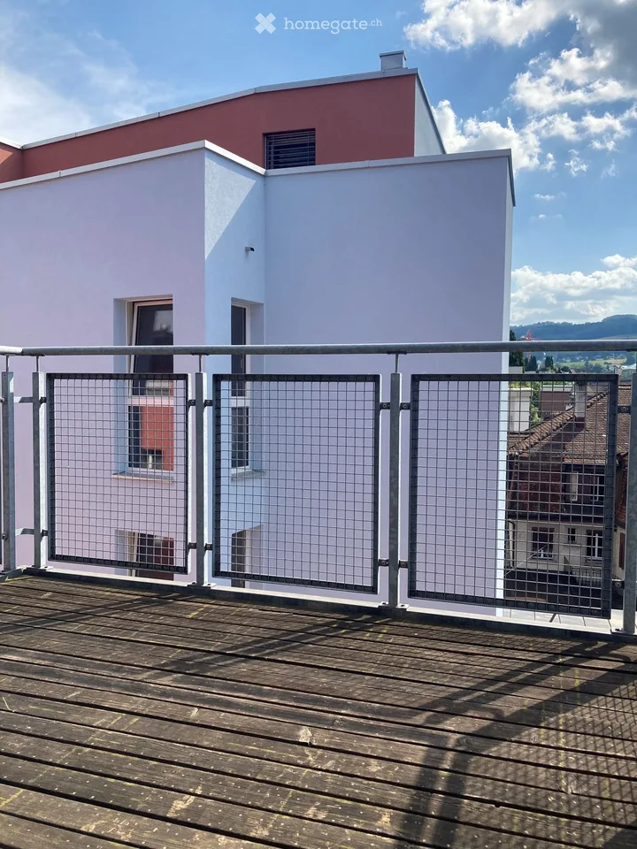 Charmant appartement 3 pièces en mansarde avec galerie et balcon dans un emplacement central à Dietikon