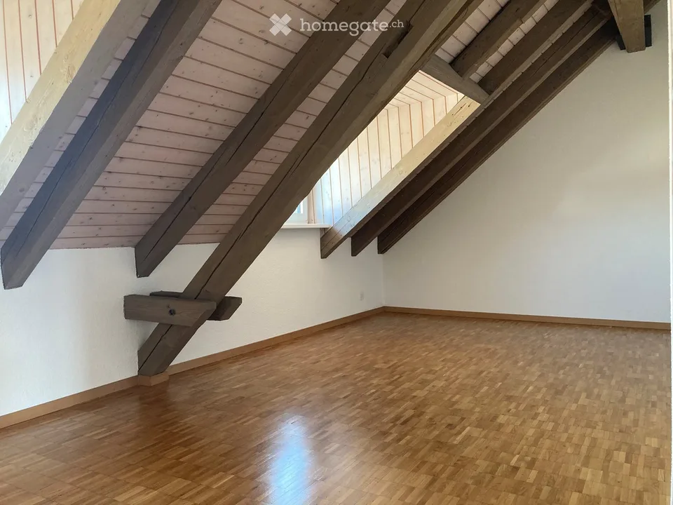 Charmant appartement 3 pièces en mansarde avec galerie et balcon dans un emplacement central à Dietikon