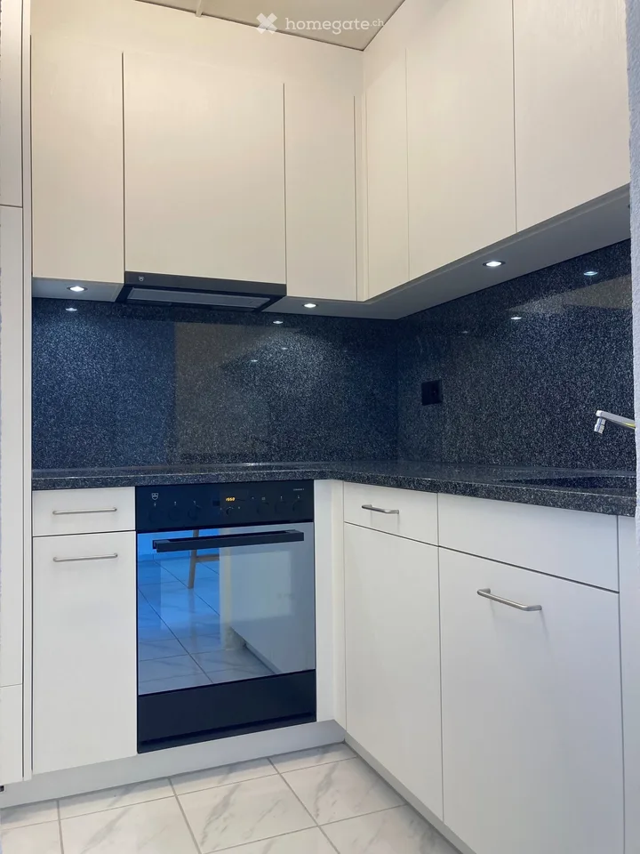 Charmant appartement 3 pièces en mansarde avec galerie et balcon dans un emplacement central à Dietikon