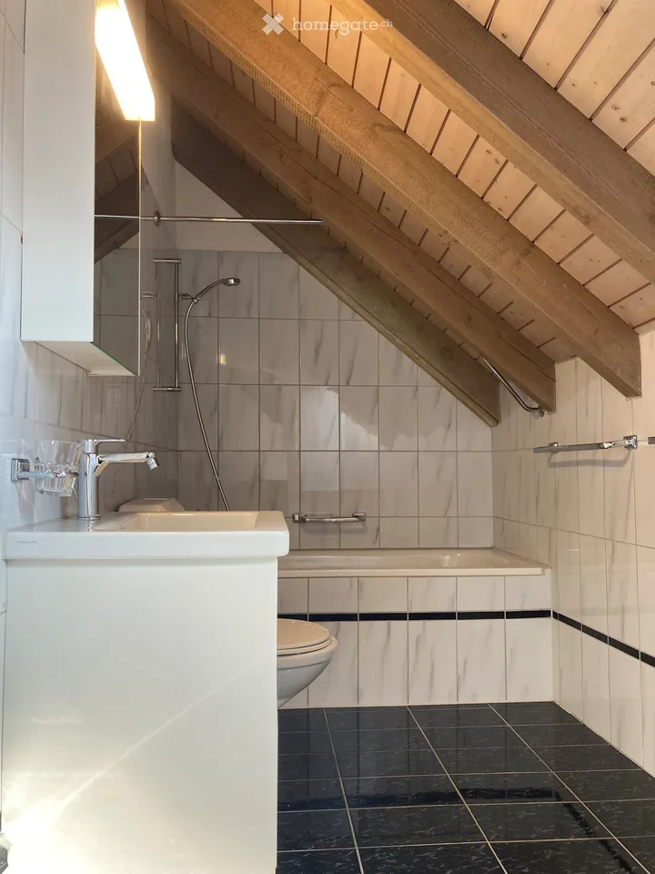 Charmant appartement 3 pièces en mansarde avec galerie et balcon dans un emplacement central à Dietikon