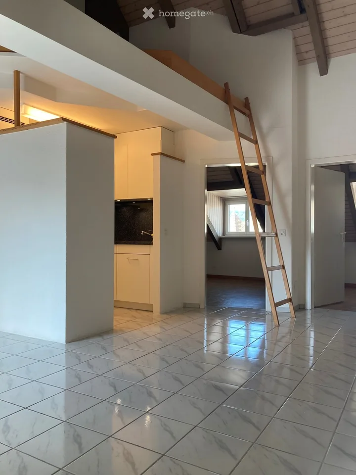 Charmant appartement 3 pièces en mansarde avec galerie et balcon dans un emplacement central à Dietikon