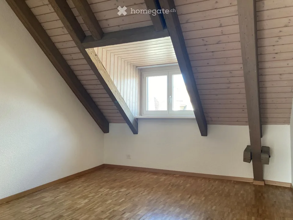 Charmant appartement 3 pièces en mansarde avec galerie et balcon dans un emplacement central à Dietikon