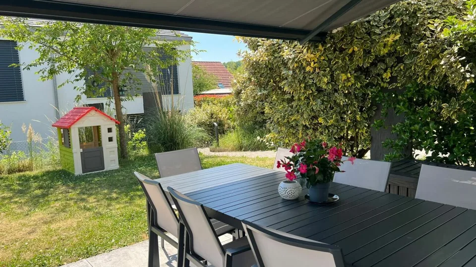 Belle villa contiguë avec deux jardins dans un environnement calme à Cudrefin – photo 4 sur 12