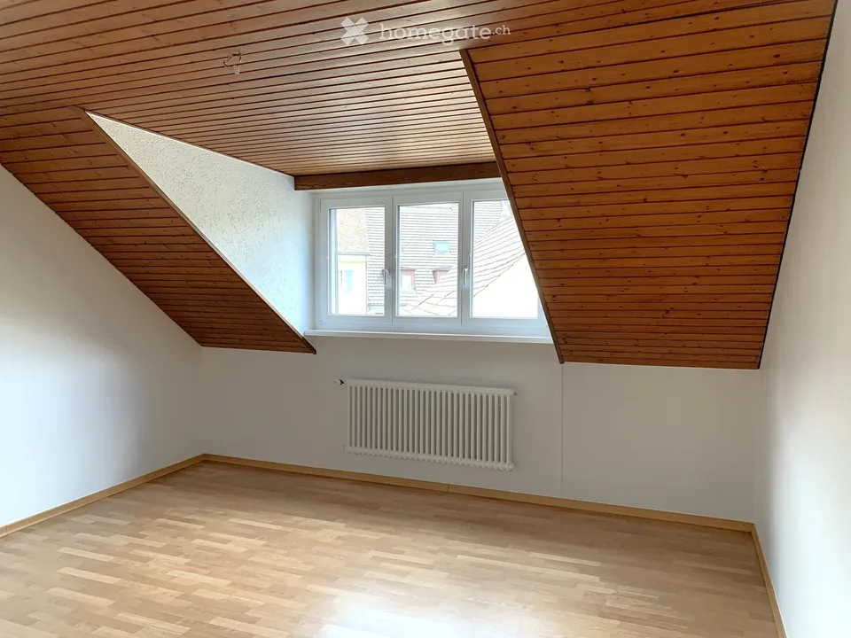 Ampio appartamento di 3,5 locali con camino nel centro storico di Laufen
