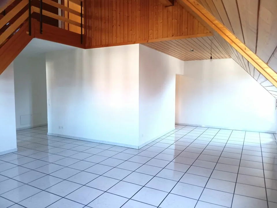 Attraktive und grosszügige 4-Zimmer-Dachwohnung mit Galerie, 143 m² Wohnfläche. Die Wohnung überzeugt mit einem hellen, offenen Raumkonzept sowie einer neuen, modernen Küche und einem stilvoll re …