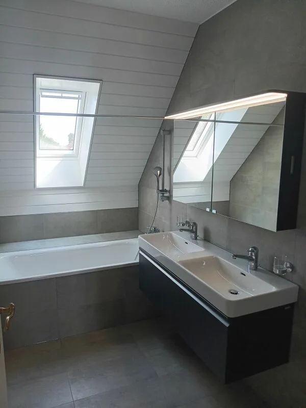 Attraktive und grosszügige 4-Zimmer-Dachwohnung mit Galerie, 143 m² Wohnfläche. Die Wohnung überzeugt mit einem hellen, offenen Raumkonzept sowie einer neuen, modernen Küche und einem stilvoll re …