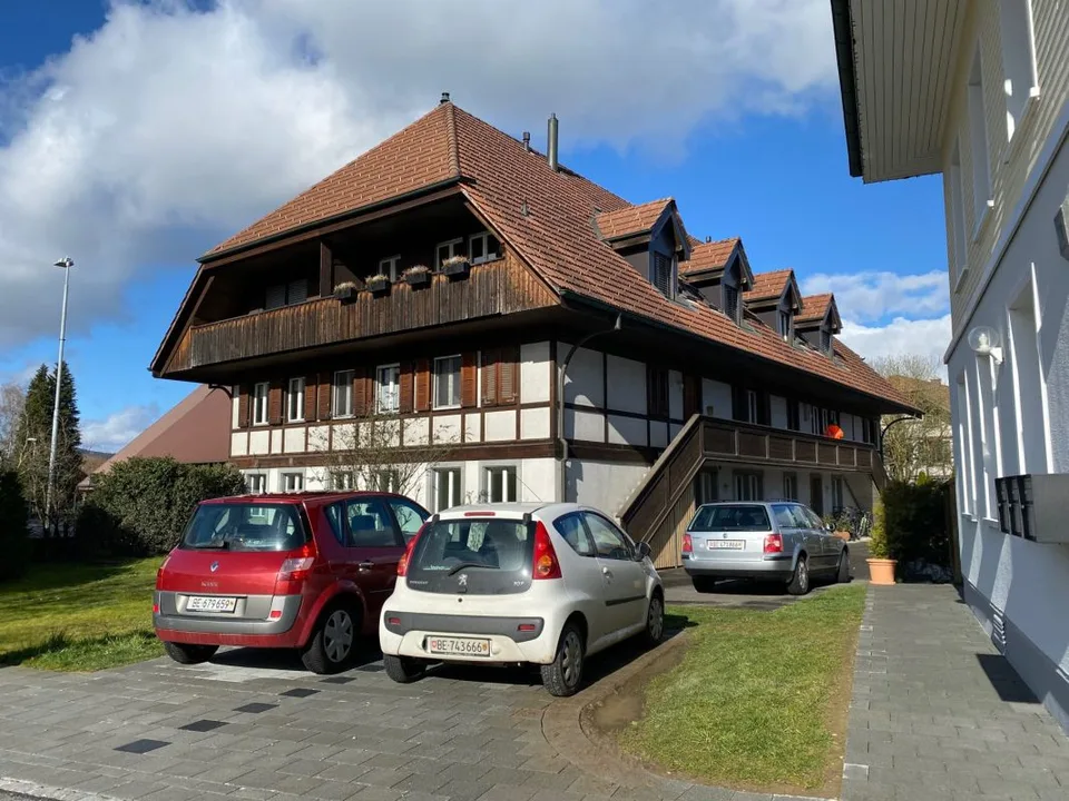 Attraktive und grosszügige 4-Zimmer-Dachwohnung mit Galerie, 143 m² Wohnfläche. Die Wohnung überzeugt mit einem hellen, offenen Raumkonzept sowie einer neuen, modernen Küche und einem stilvoll re …