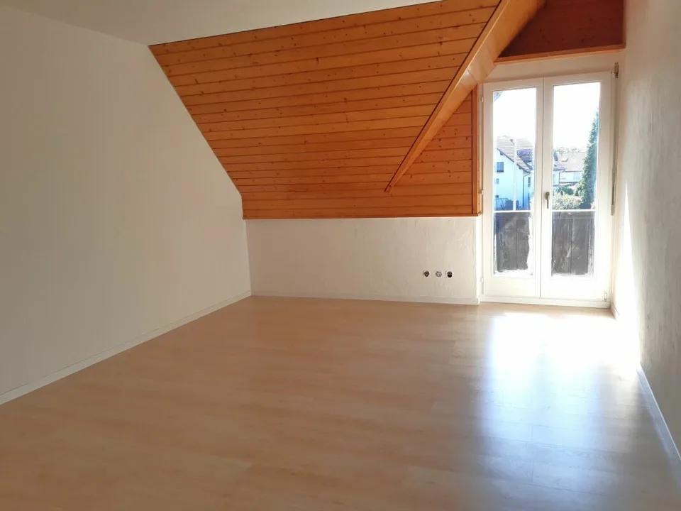 Attraktive und grosszügige 4-Zimmer-Dachwohnung mit Galerie, 143 m² Wohnfläche. Die Wohnung überzeugt mit einem hellen, offenen Raumkonzept sowie einer neuen, modernen Küche und einem stilvoll re …