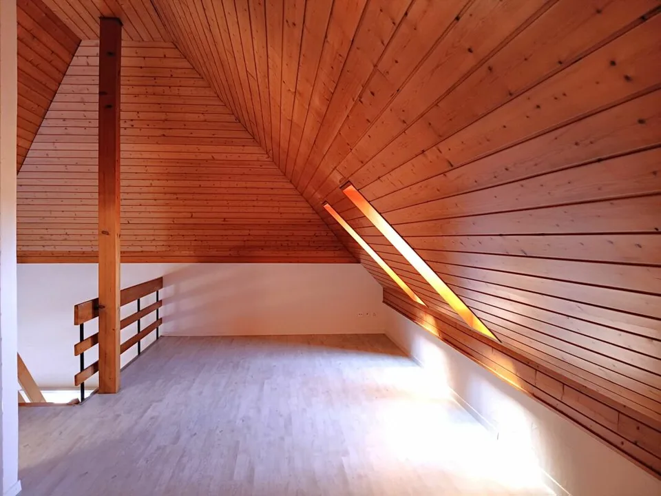 Attraktive und grosszügige 4-Zimmer-Dachwohnung mit Galerie, 143 m² Wohnfläche. Die Wohnung überzeugt mit einem hellen, offenen Raumkonzept sowie einer neuen, modernen Küche und einem stilvoll re …