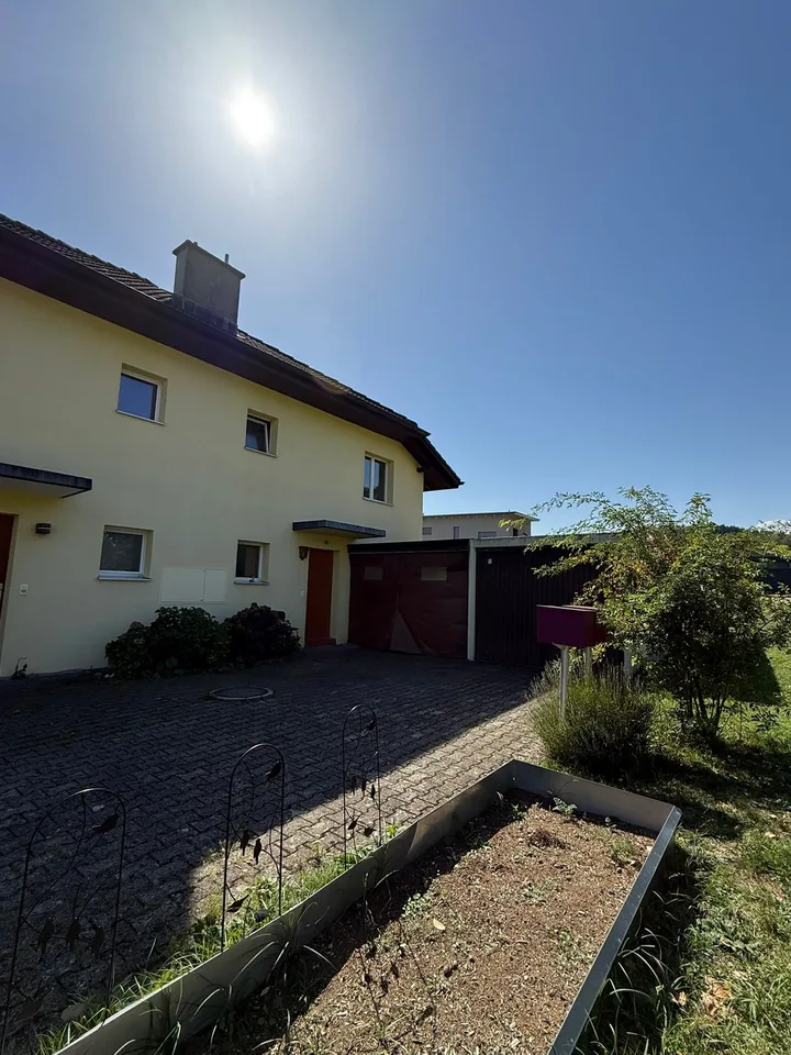 Maison jumelée de 5,5 pièces avec jardin à vendre à Hubersdorf – photo 3 sur 13